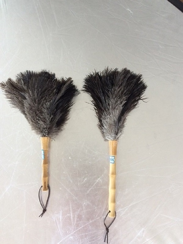 home cleaning feather duster with bamboo handle